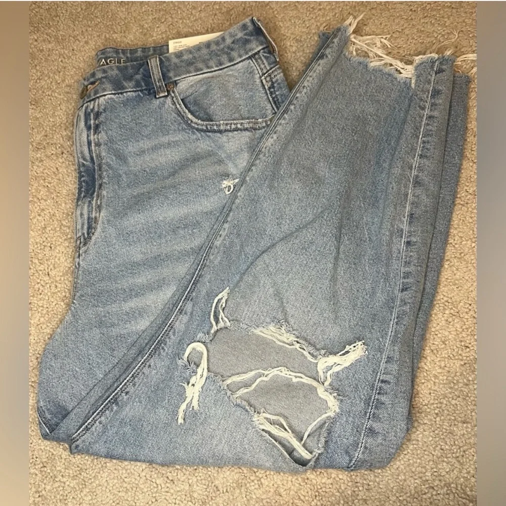 NWT American Eagle - Strigid Curvy Ripped Mom Jean - Size 18 Short - Picture 3 of 11